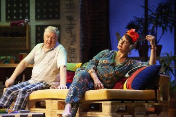 Helsingin Kaupunginteatteri – Toinen pullo cavaa – Kuvassa Eero Saarinen ja Heidi Herala – Kuva © Robert Seger