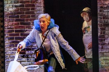 Helsingin Kaupunginteatteri – Toinen pullo cavaa – Kuvassa Eija Vilpas ja Eero Saarinen – Kuva © Robert Seger