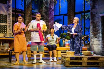 Helsingin Kaupunginteatteri – Toinen pullo cavaa – Kuvassa Aino Seppo, Joel Hirvonen, Heidi Herala, Eija Vilpas – Kuva © Robert Seger