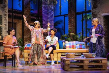 Helsingin Kaupunginteatteri – Toinen pullo cavaa – Kuvassa Aino Seppo, Jaana Saarinen, Heidi Herala ja Eija Vilpas – Kuva © Robert Seger