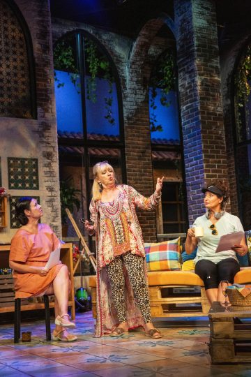 Helsingin Kaupunginteatteri – Toinen pullo cavaa – Kuvassa Aino Seppo, Jaana Saarinen ja Heidi Herala – Kuva © Robert Seger