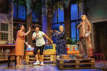 Helsingin Kaupunginteatteri – Toinen pullo cavaa – Kuvassa Aino Seppo, Heidi Herala, Eija Vilpas ja Jaana Saarinen – Kuva © Robert Seger