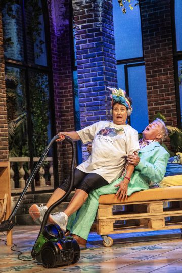 Helsingin Kaupunginteatteri – Toinen pullo cavaa – Kuvassa Heidi Herala ja Eero Saarinen – Kuva © Robert Seger