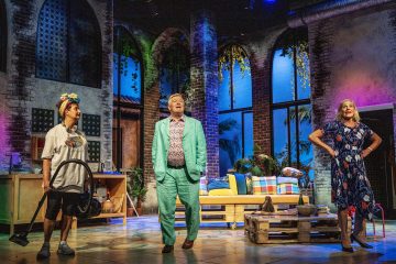 Helsingin Kaupunginteatteri – Toinen pullo cavaa – Kuvassa Heidi Herala, Eero Saarinen ja Eija Vilpas – Kuva © Robert Seger