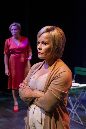 Helsingin Kaupunginteatteri – Illallinen ystävien kesken – Kuvassa Ursula Salo ja Pihla Penttinen – Kuva © Laura Malmivaara