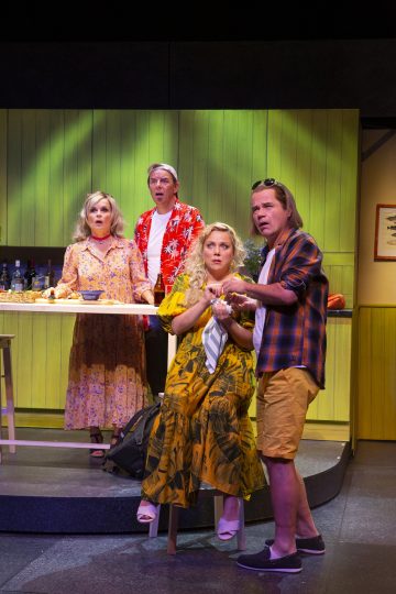 Helsingin Kaupunginteatteri – Illallinen ystävien kesken – Kuvassa Ursula Salo, Risto Kaskilahti, Pihla Penttinen ja Carl-Kristian Rundman – Kuva © Laura Malmivaara