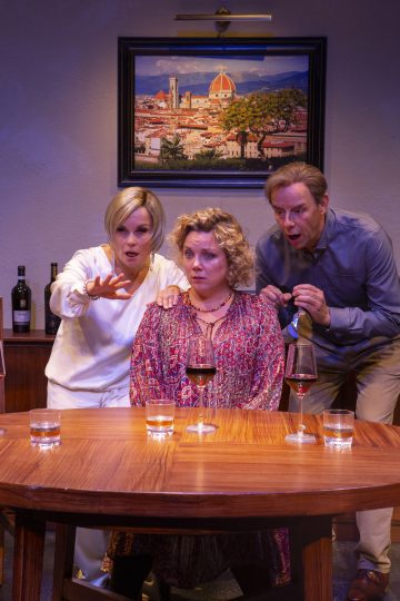 Helsingin Kaupunginteatteri – Illallinen ystävien kesken – Kuvassa Ursula Salo, Pihla Penttinen ja Risto Kaskilahti – Kuva © Laura Malmivaara