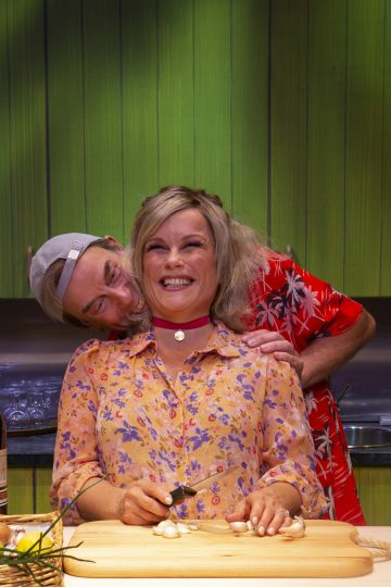 Helsingin Kaupunginteatteri – Illallinen ystävien kesken – Kuvassa Ursula Salo ja Risto Kaskilahti – Kuva © Laura Malmivaara