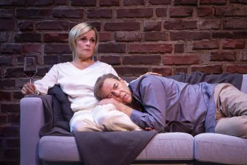 Helsingin Kaupunginteatteri – Illallinen ystävien kesken – Kuvassa Ursula Salo ja Risto Kaskilahti – Kuva © Laura Malmivaara