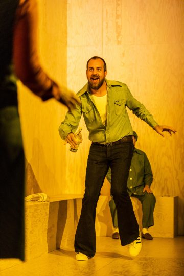 Lilla Teatern – Män kan inte våldtas – På bilden Robert Kock – Foto Sanni Siira