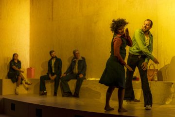 Lilla Teatern – Män kan inte våldtas – På bilden Ulriikka Heikinheimo, Alexander Wendelin, Joachim Wigelius, Minttu Mustakallio och Robert Kock – Foto Sanni Siira