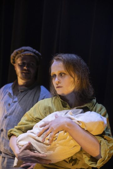 Helsingin Kaupunginteatteri – Punaorvot – Kuvassa Miika Laakso ja Ella Mettänen – Kuva © Stefan Bremer