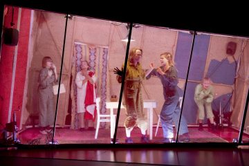 Helsingin Kaupunginteatteri – Punaorvot – Kuvassa Ella Mettänen ja Wenla Reimaluoto, takana Leena Rapola, Marjut Toivanen ja Anna Böhm – Kuva © Stefan Bremer