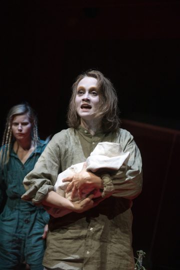 Helsingin Kaupunginteatteri – Punaorvot – Kuvassa Wenla Reimaluoto ja Ella Mettänen – Kuva © Stefan Bremer