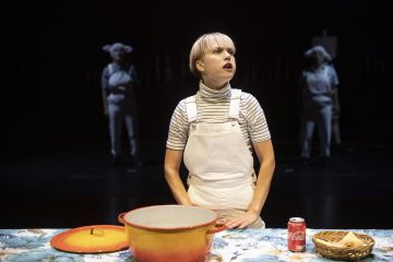 Helsingin Kaupunginteatteri – Punaorvot – Kuvassa Anna Böhm – Kuva © Stefan Bremer