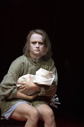 Helsingin Kaupunginteatteri – Punaorvot – Kuvassa Ella Mettänen – Kuva © Stefan Bremer