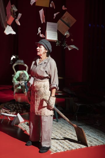 Helsingin Kaupunginteatteri – Punaorvot – Kuvassa Riitta Havukainen – Kuva © Stefan Bremer