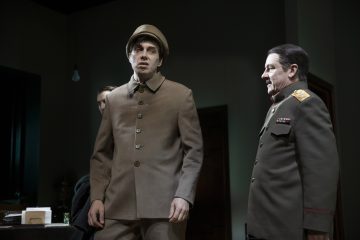 Helsingin Kaupunginteatteri – Stalinin suloinen ruoska – Kuvassa Petja Lähde ja Sixten Lundberg – Kuva © Stefan Bremer