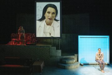 Helsingin Kaupunginteatteri – Vain parasta minulle – Rakastan sinua jo nyt – Kuvassa Vappu Nalbantoglu, Helena Haaranen ja Aurora Manninen – Kuva Otto-Ville Väätäinen