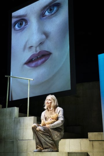 Helsingin Kaupunginteatteri – Vain parasta minulle – Kuvassa Vappu Nalbantoglu ja Aurora Manninen – Kuva Otto-Ville Väätäinen