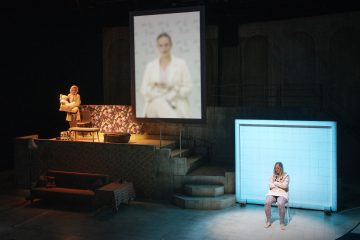 Helsingin Kaupunginteatteri – Vain parasta minulle – Rakastan sinua jo nyt – Kuvassa Vappu Nalbantoglu ja Aurora Manninen – Kuva Otto-Ville Väätäinen