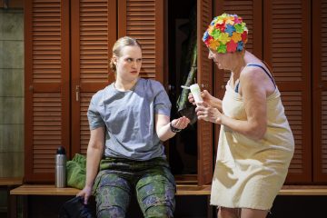 Helsingin Kaupunginteatteri – Vain parasta minulle – Itku vieraalle – Kuvassa Aurora Manninen ja Riitta Havukainen – Kuva Otto-Ville Väätäinen