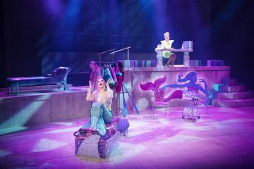 Helsingin Kaupunginteatteri – Vain parasta minulle – Merisää – Kuvassa Vappu Nalbantoglu ja Merja Larivaara – Kuva Otto-Ville Väätäinen