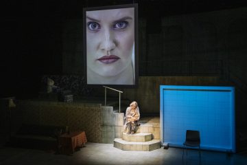 Helsingin Kaupunginteatteri – Vain parasta minulle – Rakastan sinua jo nyt – Kuvassa Vappu Nalbantoglu ja Aurora Manninen – Kuva Otto-Ville Väätäinen