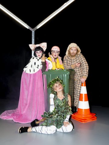 Lilla Teatern - Livet ditt as - på bilden Joanna Wingren, Boel Marie Larsson Herman Nyby och sittande Sonja Ahlfors. Foto:Liina Aalto-Setälä.