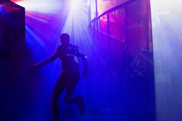 Lilla Teatern – Den besynnerliga händelsen med hunden om natten – På bilden Alexander Wendelin –  Foto Otto-Ville Väätäinen