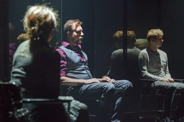 Lilla Teatern – Den besynnerliga händelsen med hunden om natten – På bilden Vuokko Hovatta, Robert Kock, Alexander Wendelin – Foto Otto-Ville Väätäinen