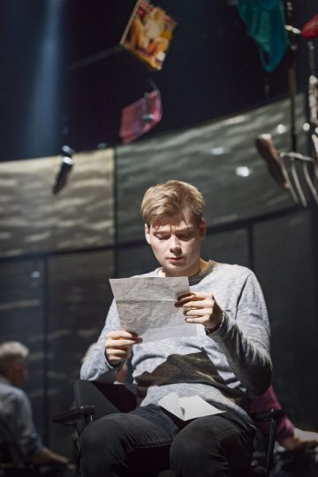 Lilla Teatern – Den besynnerliga händelsen med hunden om natten – På bilden Alexander Wendelin –  Foto Otto-Ville Väätäinen