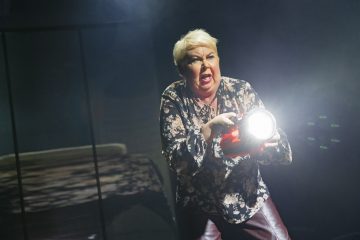 Lilla Teatern – Den besynnerliga händelsen med hunden om natten – På bilden Pia Runnakko – Foto Otto-Ville Väätäinen