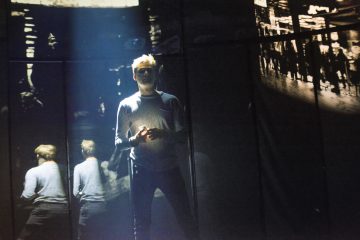 Lilla Teatern – Den besynnerliga händelsen med hunden om natten – På bilden Alexander Wendelin –  Foto Otto-Ville Väätäinen