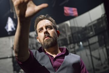 Lilla Teatern – Den besynnerliga händelsen med hunden om natten – På bilden  Robert Kock – Foto Otto-Ville Väätäinen