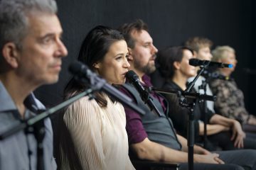 Lilla Teatern – Den besynnerliga händelsen med hunden om natten – På bilden Joackhim Wigelius, Cecilia Paul , Robert Kock, Vuokko Hovatta, Alexander Wendelin, Pia Runnakko –  Foto Otto-Ville Väätäinen