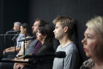 Lilla Teatern – Den besynnerliga händelsen med hunden om natten – På bilden Joachim Wigelius, Cecilia Paul , Robert Kock, Vuokko Hovatta, Alexander Wendelin, Pia Runnakko –  Foto Otto-Ville Väätäinen