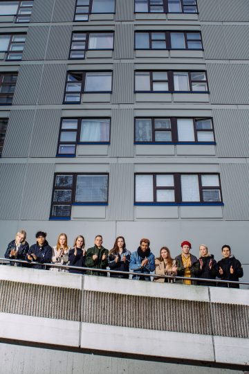 Helsingin Kaupunginteatteri – Decamerone – Kuvassa Ella Lymi, Jasir Osman, Eeva Kaihola, Denisa Snyder, Daniel Virtanen, Tuuli Paju, Roderick
Kabanga, Tuulia Eloranta, Ola Blick, Eeva Mäkinen ja Carlos Orjuela.
Kuva © Mitro Härkönen