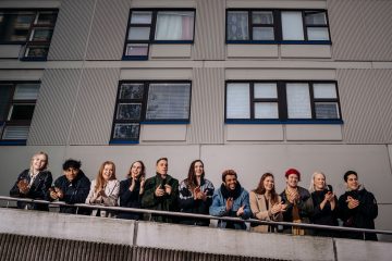 Helsingin Kaupunginteatteri – Decamerone – Kuvassa Ella Lymi, Jasir Osman, Eeva Kaihola, Denisa Snyder, Daniel Virtanen, Tuuli Paju, Roderick
Kabanga, Tuulia Eloranta, Ola Blick, Eeva Mäkinen ja Carlos Orjuela.
Kuva © Mitro Härkönen