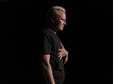 Miiko Toiviainen framför monologen Det liv som blivit mig givet (Kepeä elämäni)