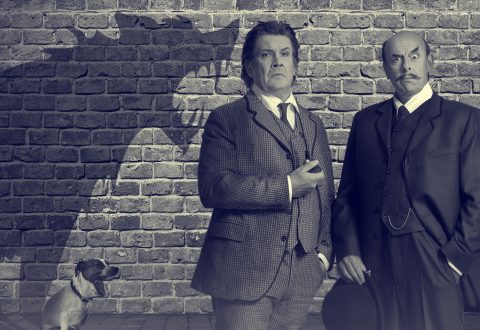 Kaksi vakavasti otettavaa miestä vanhanaikaisissa puvuissa seisoo tiiliseinää vasten; heidän vieressään istuu pieni koira. Heidän yläpuolellaan seinällä kohoaa dramaattinen lohikäärmeen varjo, joka on ristiriidassa heidän rauhallisen käytöksensä kanssa.