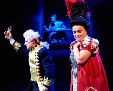 Helsingin Kaupunginteatteri – Baskervillen koira – Kuvassa Mikko Virtanen ja Emilia Sinisalo – Kuva Jaakko Vuorenmaa