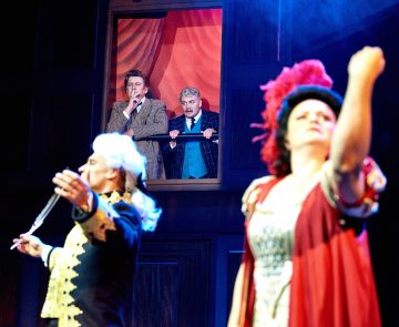 Helsingin Kaupunginteatteri – Baskervillen koira – Kuvassa Mikko Virtanen, Emilia Sinisalo, Santeri Kinnunen ja Eppu Salminen – Kuva Jaakko Vuorenmaa