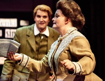 Helsingin Kaupunginteatteri – Baskervillen koira – Kuvassa Emilia Sinisalo ja EEmilia Sinisalo – Kuva Jaakko Vuorenmaa