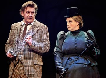 Helsingin Kaupunginteatteri – Baskervillen koira – Kuvassa SSanteri Kinnunen ja Emilia Sinisalo – Kuva Jaakko Vuorenmaa