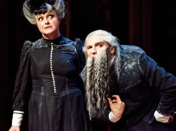 Helsingin Kaupunginteatteri – Baskervillen koira – Kuvassa Emilia Sinisalo ja Mikko Virtanen – Kuva Jaakko Vuorenmaa