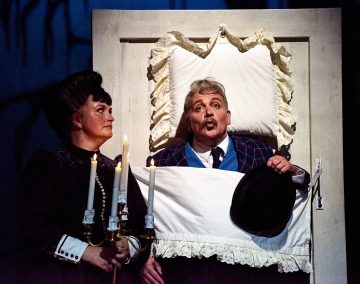 Helsingin Kaupunginteatteri – Baskervillen koira – Kuvassa Emilia Sinisalo ja Epppu Salminen – Kuva Jaakko Vuorenmaa