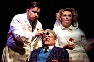 Helsingin Kaupunginteatteri – Baskervillen koira – Kuvassa Mikko Virtanen, Eppu Salminen ja Emilia Sinisalo – Kuva Jaakko Vuorenmaa