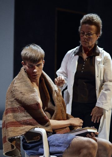 Helsingin Kaupunginteatteri – Bolla – Kuvassa Mikko Kauppila ja Ursula Salo – Kuva Ilkka Saastamoinen