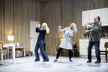 Helsingin Kaupunginteatteri – Lapset – Kuvassa Jaana Saarinen, Aino Seppo ja Jukka-Pekka Palo – Kuva Uupi Tirronen